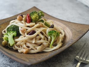 グルテンフリーで安心「玄米めん」レシピ「アンチョビとブロッコリーのミックスビーンズパスタ」